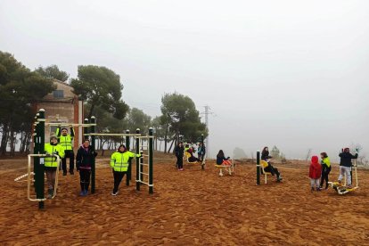 El equipamiento cuenta con aparatos para hacer ejercicios. 