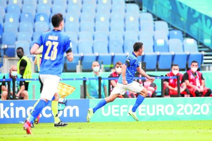 Matteo Pessina corre cap a la banqueta per celebrar l’únic gol dels italians.