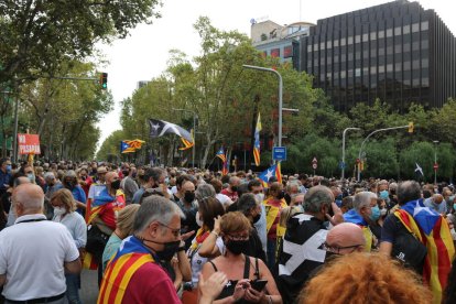 La manifestación convocada por la ANC para rechazar la detención de Carles Puigdemont en Italia y que corta la Diagonal desde primera hora de la mañana.