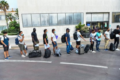 Sortida d’un grup d’immigrants que estaven allotjats al CETI de Ceuta.