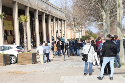 Cua ahir de membres de col·lectius essencials per vacunar-se al pavelló Onze de Setembre.