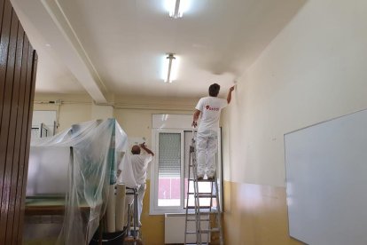 Els treballs per pintar les aules de l’escola de la Granja.