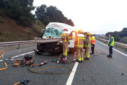 Bomberos y sanitarios durante el rescate del conductor herido. 