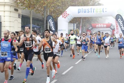 Un momento de la disputa de la Rodi Mitja Marató Lleida, ayer por las calles de la ciudad.