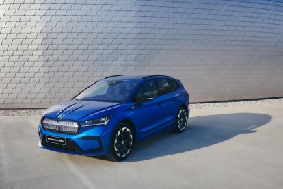 L'Enyaq Sportline iV 80x amb tracció total està equipat amb dos motors elèctrics que generen una potència combinada de 195 kW.