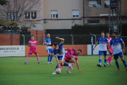 Un jugador del Mollerussa supera amb la pilota un del Solsona ahir durant el partit.