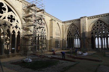 L’última bastida de les obres, al pilar del claustre davant el Portal Major d’accés a la nau central.