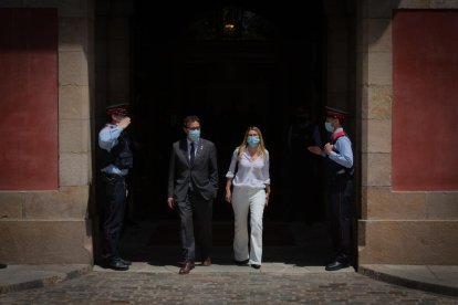 Los diputados de Junts, Josep Rius y Elsa Artadi, saliendo el viernes de la investidura de Aragonès.