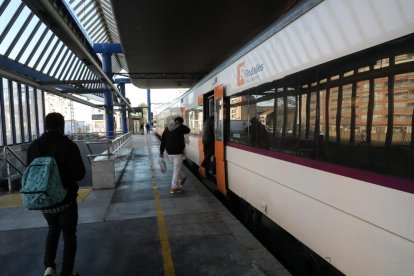 Un tren de la línia ferroviària de Manresa, aquesta setmana a l’estació de Lleida.