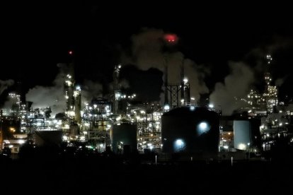 Vista nocturna d’un complex petroquímic.