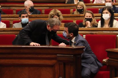 El conseller d'Economia, Jaume Giró, parlant amb el president del Govern, Pere Aragonès, durant un ple del Parlament.