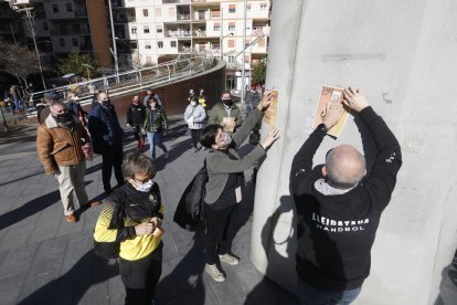 Un momento de la pegada simbólida de carteles, ayer en la plaza Ricard Viñes de Lleida.