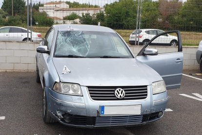 Imatge de l’estat en el qual va quedar el turisme que dimecres va atropellar un ciclista a Albatàrrec.