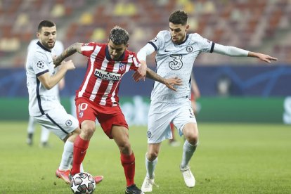 Correa avanza con el balón en pugna con un defensa del Chelsea.