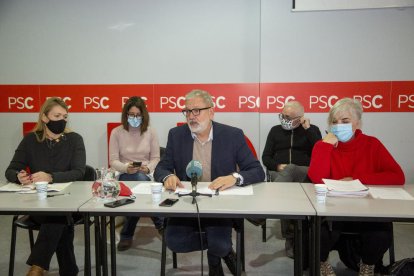 Fèlix Larrosa, a la seu del PSC amb els edils del seu grup.