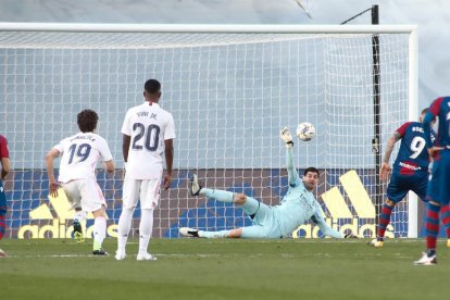 El Levante ganó al Real Madrid, pese a que Courtois paró un penalti.