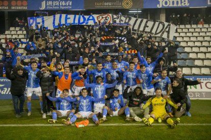 Jugadores y afición celebran la victoria ante el Brea el pasado sábado.