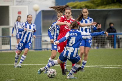 Una acció del partit que l’AEM va disputar diumenge passat al camp del líder Alabès.