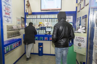 Clientes que se acercaron ayer a la administración 6 de Lleida, en Balmes, para cobrar sus premios. 