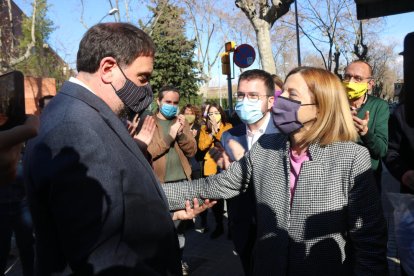 Oriol Junqueras acudió a la salida de la cárcel de Wad-Ras para mostrar su apoyo a Carme Forcadell. 