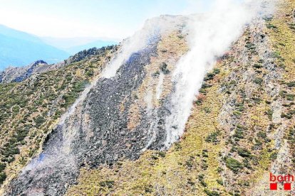 El incendio, que pudo ser causado por un rayo, se produjo a más de 2.000 metros. 