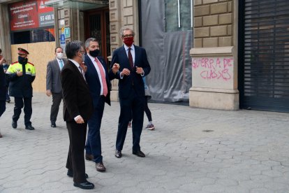 Sàmper y Tremosa, ayer, observando los destrozos en comercios del Passeig de Gràcia.