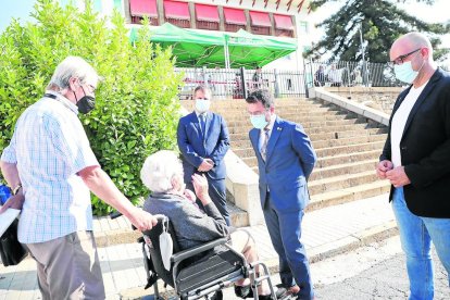 Aragonès saludant ahir a la Pobla de Segur una dona durant la visita al municipi.