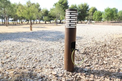 Una de la farolas del bosque urbano de Magraners en las que han sustraído los cables.