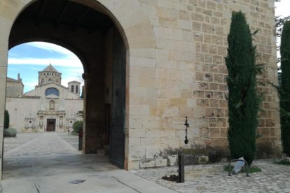 Entrada a la localidad de Poblet.