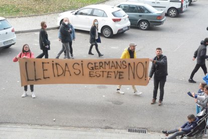 Una de les pancartes contra els propietaris del club que es van mostrar diumenge.