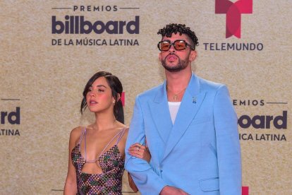 El porto-riqueny Bad Bunny, amb la seua nòvia a la gala a Miami.