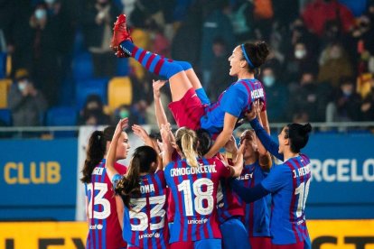 La veterana Melanie és mantejada per les seues companyes a l’assolir els 500 partits amb el Barça.