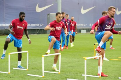 Samuel Umiti i Sergiño Dest, durant la sessió de preparació per al duel amb el Llevant.