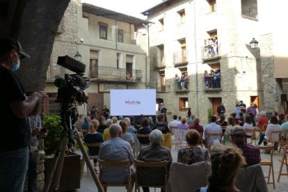 Els veïns, a la plaça del Mercat de Salàs de Pallars.