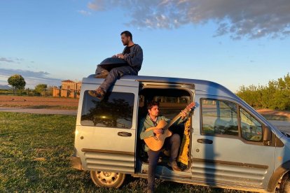 Arcadi Minguet toca el ‘handpan’ y Lluc Casals la guitarra en el nuevo dúo Athanàgia.