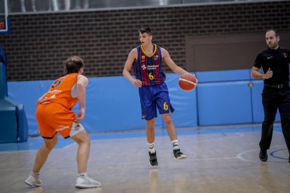 Juani Marcos y Brancou Badio, nuevos jugadores del Força Lleida, durante el encuentro del play off ascenso a la LEB Oro ante el Juraisti.