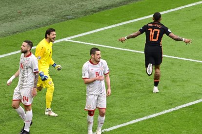 El blaugrana Memphis Depay celebra el primer gol.