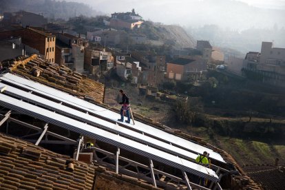 Malgrat les obres, que se centren a canviar les bigues, l’església ha continuat oficiant misses.