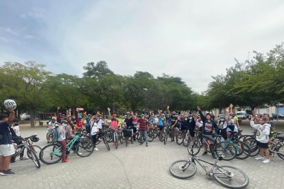 Alumnes de cinc centres escolars es desplacen en bici