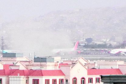 Humo de una de las explosiones frente al aeropuerto internacional Hamid Karzai, en Kabul, Afganistán.