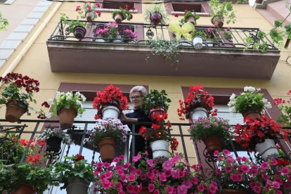 Una vecina de Juneda en el balcón engalanado con motivo del concurso Garrigues en Flor.