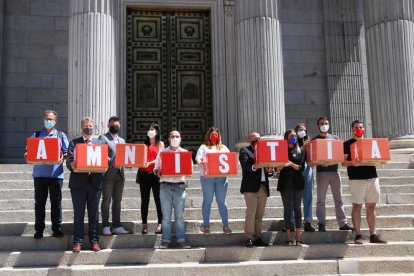 Representants d’Òmnium, Amnistia i Llibertat, ERC, JxCat, PDeCAT i la CUP, ahir davant del Congrés.