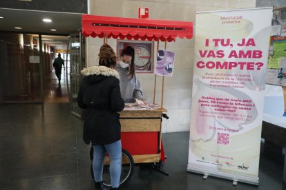 Punt d’informació instal·lat ahir a la facultat de Medicina.