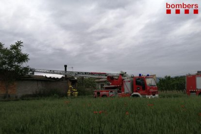 Los Bomberos durante los trabajos de extinción. 