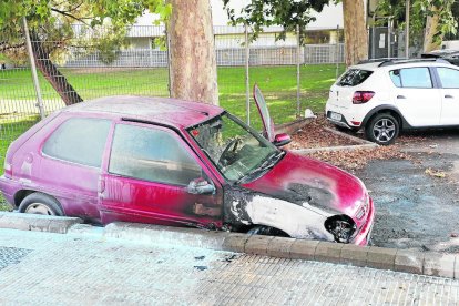 Estado en el que quedó el coche tras el fuego. 