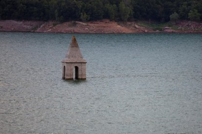 Part del campanar de Sau al descobert en una imatge d'arxiu.