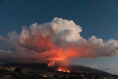 La lava crea un nuevo delta y obliga a más confinamientos