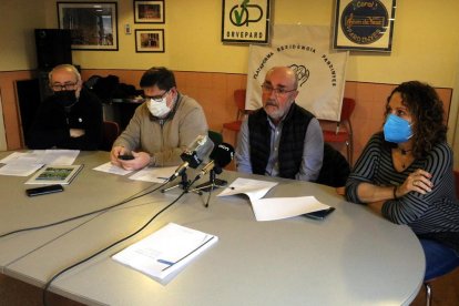 El president de l'Organització de Veïns de Pardinyes, Joan Torné, i dels membres de la plataforma en defensa de la residència, Paco Castillo, Fernando Alonso i Marisé Piñol.