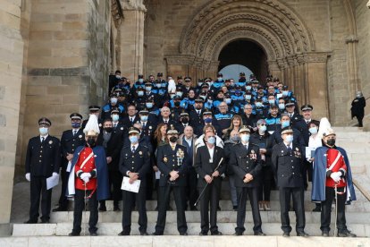 Foto de família amb els agents condecorats a la Seu Vella.