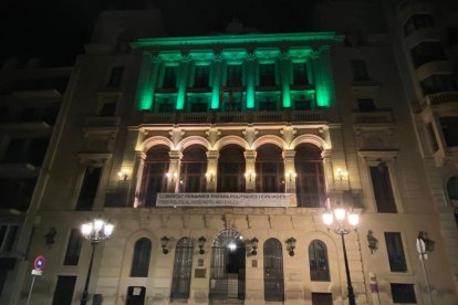 La Paeria, de verd divendres passat pel Dia dels Farmacèutics.